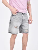 Bermuda de jean gris con efecto lavado y roturas.