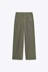 Pantalón verde oliva de tiro alto con bolsillos delanteros y traseros. Cintura elástica ajustable con cordones y pierna ancha.