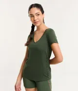 Remera deportiva verde militar de viscosa con escote en V y estampa lateral con la palabra 'Wellbeing'.