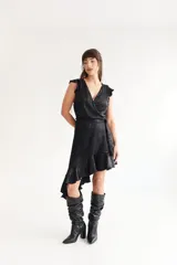Vestido corto negro con estampado abstracto en color bronce, escote en V, mangas cortas con volados, falda asimétrica con volados y lazo en la cintura.