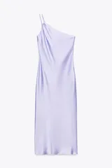 Vestido midi de satén color lila, con escote asimétrico y tirantes finos. Cierre lateral con cremallera oculta.
