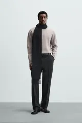 Sweater negro de punto con cuello redondo y mangas largas.