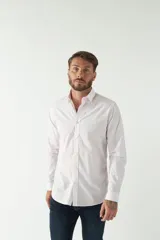 Camisa celeste a cuadros, de corte slim fit, manga larga y logo bordado. Confeccionada en 100% algodón.