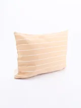 Funda de almohadón rectangular color beige con rayas horizontales blancas.