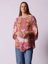 Blusa de gasa estampada con cuello a la base, escote en V y botón. Manga ¾ con terminación amplia y ruedo en pico.