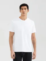 Camiseta blanca de algodón con escote en V y corte recto.