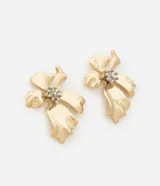 Par de aros dorados con forma de flor y centro plateado con textura.