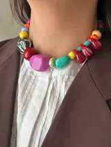 Collar corto con cuentas de cerámica, resina y piedras de colores. Cierre con cadena de acero quirúrgico y gancho para regular el largo.