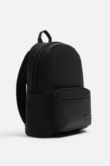 Mochila negra con acabado engomado, compartimento principal con cierre de cremallera, bolsillo interior con cierre, bolsillo frontal con cierre, bolsillos laterales planos, respaldo acolchado con sujeción para equipaje, asa de mano y dos asas de hombro ajustables y acolchadas.