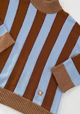 Sweater de punto con cuello alto negro y rayas verticales marrones y blancas.