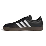 Championes Adidas VL Court Base negros con las tres tiras blancas y suela marrón.