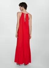 Vestido largo rojo de algodón con tirantes finos, escote halter y corte evasé.