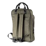 Mochila verde de poliéster con diseño rectangular y gran capacidad. Tiene acceso con cierre, dos bolsillos externos con cierre, un bolsillo interno con cierre y dos bolsillos internos abiertos. Las correas son regulables y las asas fijas. El interior es de tela de algodón y poliéster.