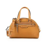 Cartera tipo baúl color camel, marca Extra Large. Confeccionada en símil cuero graneado, con acceso superior con cierre y herrajes plateados. Tiene doble asa corta y correa larga regulable y desmontable. Cuenta con un bolsillo externo con cierre y dos bolsillos internos, uno con cierre y otro abierto.