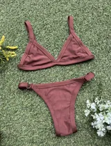 Conjunto de bikini color chocolate, con corpiño triangular fijo con abertura para agregar tazas soft y bombacha colaless regulable.