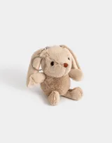 Llavero con dije de conejo de peluche color beige, con cadena y aro metálico plateado.