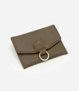 Billetera pequeña color verde oliva, confeccionada en cuero sintético, con cierre de solapa con broche metálico dorado en forma de "D".