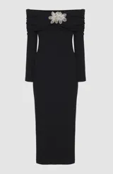 Vestido midi negro de hombros descubiertos confeccionado en punto merian con forro en el cuerpo, presenta bordado de flores 3D en la parte delantera, canesú en el escote con volantes en los laterales y en el centro delantero y una abertura en la espalda.