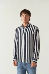 Camisa de mangas largas con estampado a rayas verticales en tonos verde oliva, blanco y azul. Corte regular y logo bordado en el pecho. Confeccionada en viscosa.