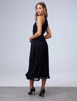 Vestido midi de gasa lurex color azul con cintura elastizada y espalda con escote. Tiene forro interno a tono.