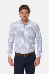 Camisa de manga larga a cuadros blancos y azules, con cuello abotonado y logo bordado en el pecho.