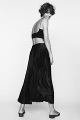 Falda midi plisada color marrón oscuro, de tiro alto y cintura elástica.