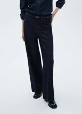 Pantalón de jean azul oscuro, corte wide leg, tiro medio y largo hasta el tobillo. Incluye cinturón con hebilla y cuatro bolsillos.