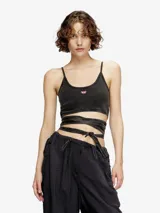 Top corto negro con efecto lavado, tirantes finos y escote recto. Presenta una tira larga de tela que se anuda alrededor de la cintura a modo de fajín o cinturón.