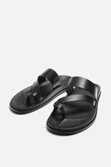 Sandalias de cuero negro con tiras anchas y plantilla anatómica.