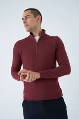 Buzo de hombre azul marino con medio cierre, cuello alto y logo estampado en el pecho. Corte regular y mangas largas.