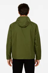 Campera negra de poliéster con capucha, cierre frontal y bolsillos laterales.