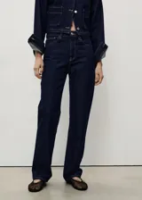 Pantalón de jean azul oscuro de corte recto, tiro medio, con cierre de cremallera y botón. Presenta trabillas, cinco bolsillos y diseño largo.