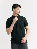 Remera manga corta con cuello mao y media botonadura, color azul.