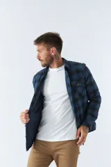 Sobrecamisa de viyela para hombre con interior capitoneado, fit regular, manga larga, cierre con botones, bolsillos y logo en grifa de cuero.
