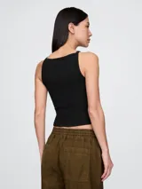 Musculosa roja de algodón con textura acanalada, corte ajustado y breteles finos.