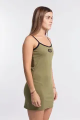 Vestido corto verde oliva con breteles finos negros, escote recto y logo estampado en el pecho.