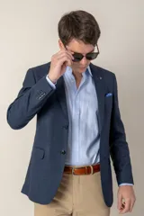 Saco color beige de poliéster, con solapa de muesca, cierre de dos botones, corte clásico y medio forro.