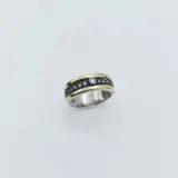 Anillo ancho en plata 925 con detalles en oro y una hilera de circonias.