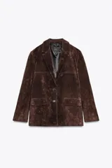 Blazer marrón de piel de ante, con cuello solapa, manga larga, bolsillos con solapa en el delantero y forro interior combinado.