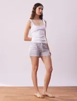 Shorts de pijama con estampado animal print, cintura elastizada y cordón de ajuste.