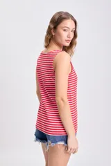 Musculosa a rayas horizontales rojas y blancas, de corte recto y sin mangas.