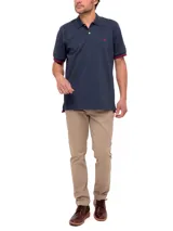 Remera tipo polo color verde agua, de corte clásico, con cuello abotonado y mangas cortas con ribete azul.