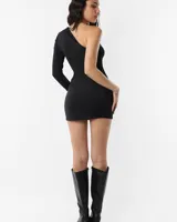 Minivestido negro de un hombro con manga larga y abertura en la cintura.