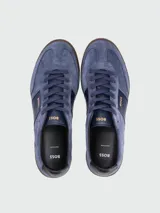 Championes acordonados BOSS modelo Brandon-Tenn, color azul de gamuza con detalles en blanco y suela de goma color caramelo.