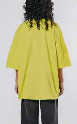 Remera verde lima de corte oversize, con mangas cortas anchas y cuello redondo.
