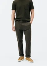 Pantalón de vestir azul marino, de corte slim fit, con bolsillos laterales y traseros.