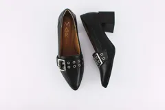 Zapato de cuero rojo con taco cuadrado y detalle de hebilla dorada.