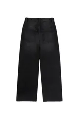 Jean de tiro alto color negro, corte loose con pernera ancha. Diseño clásico de cinco bolsillos con cierre de cremallera y botón metálico.