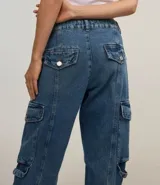 Pantalón de jeans celeste de corte recto, con bolsillos cargo laterales y cintura con trabillas.