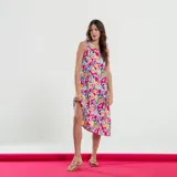 Vestido largo con estampado colorido de flores en tonos azules y naranjas, con falda asimétrica.